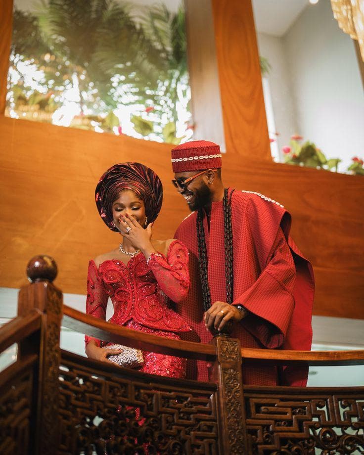 Un couple en tenue traditionnelle, le jour de son mariage